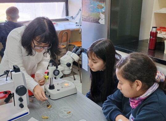 Brigada Ecológica de la Escuela N° 2 de la Unión experimentó la ciencia en el Laboratorio de Limnología