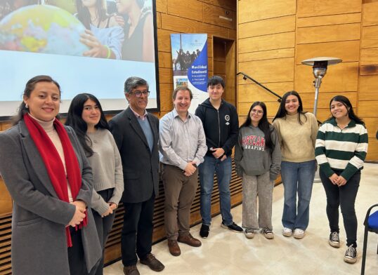 Estudiantes ULagos participan en charla sobre becas Banco Santander